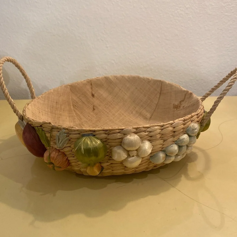 Vintage Woven Raffia Straw Round Casserole‎ Basket.  Handles.  Colorful Veggies